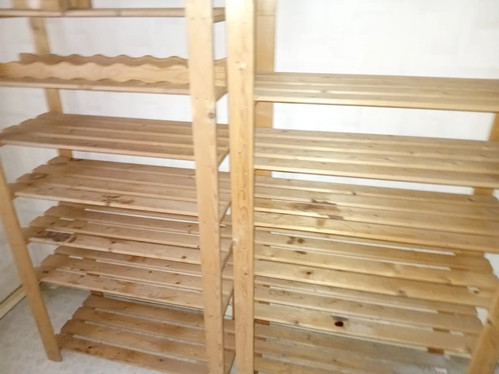 Twee houten opbergrekken in een berging