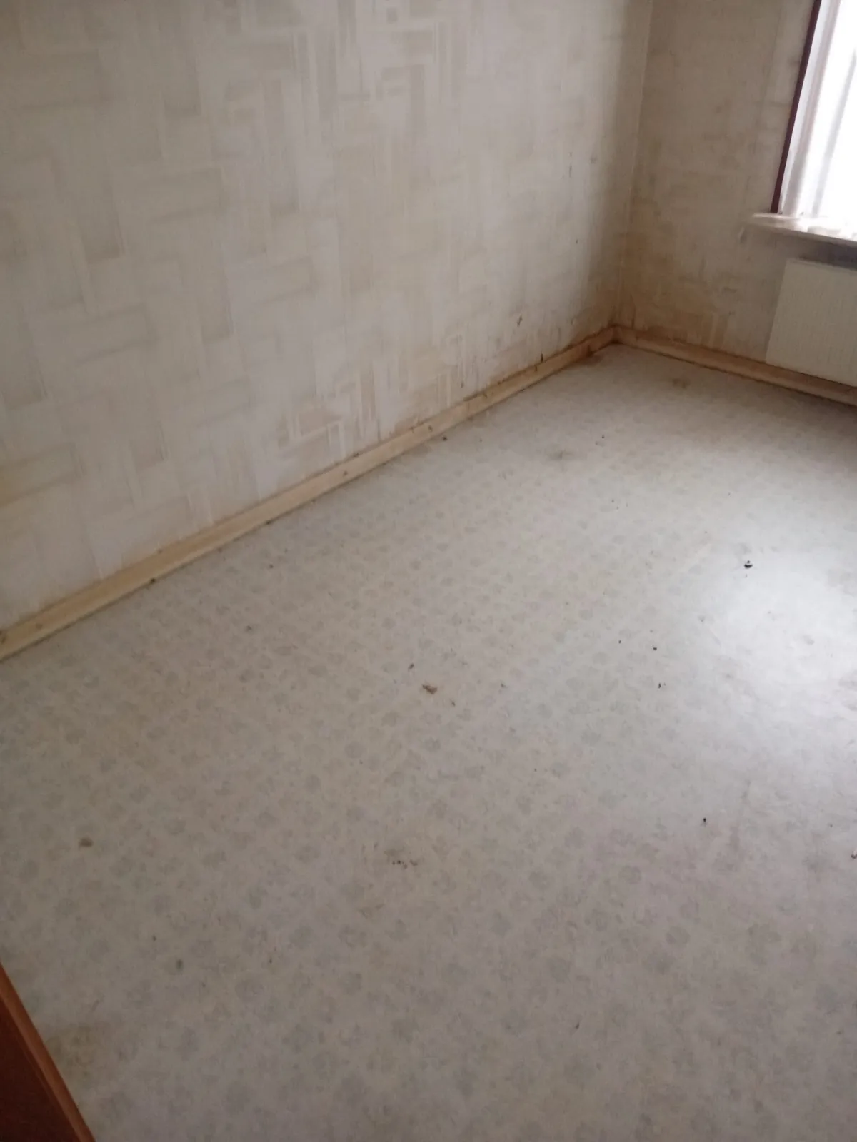 Lege slaapkamer met vloerbekleding en behangen muren