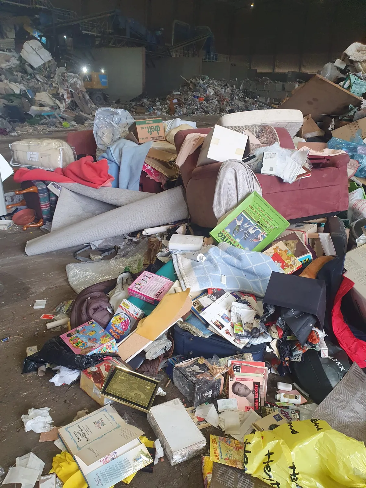 Restafval met textiel, boeken en dozen na een opruiming
