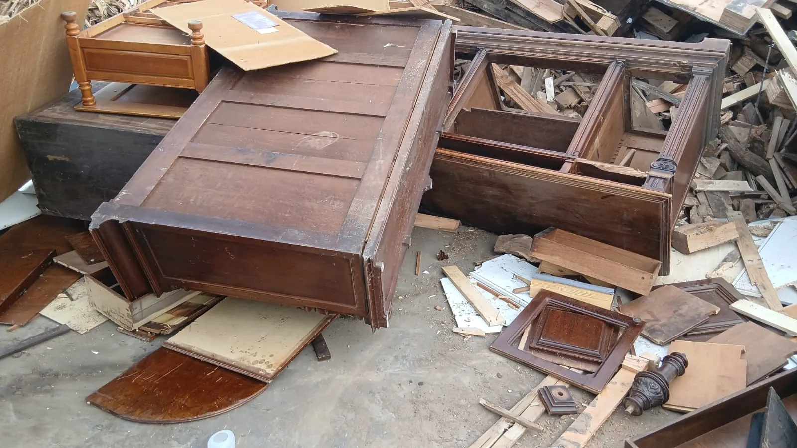 Uit elkaar gehaalde houten kasten gelost bij het hout